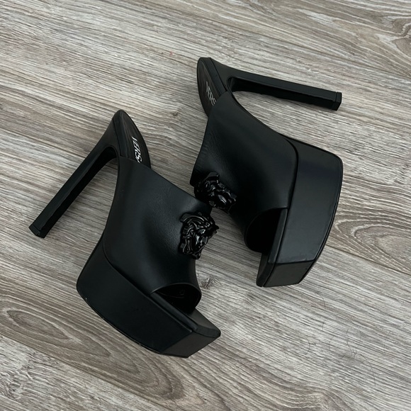 Versace - Picture 3 of 5